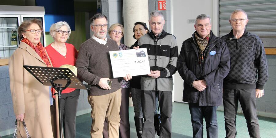 Remise d'un chèque par le Lions Club